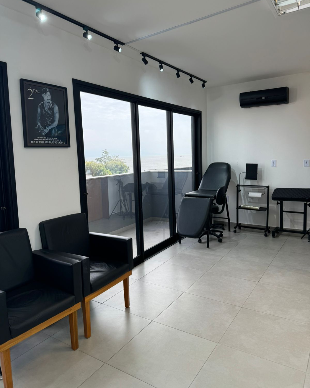 tatuagem de letras, lettering, tattoo, tatuador, tatuagem no braço, tatuagem masculina no braço, tatuagem feminina, Blackout, caligrafia, tatuagem na mão - 2