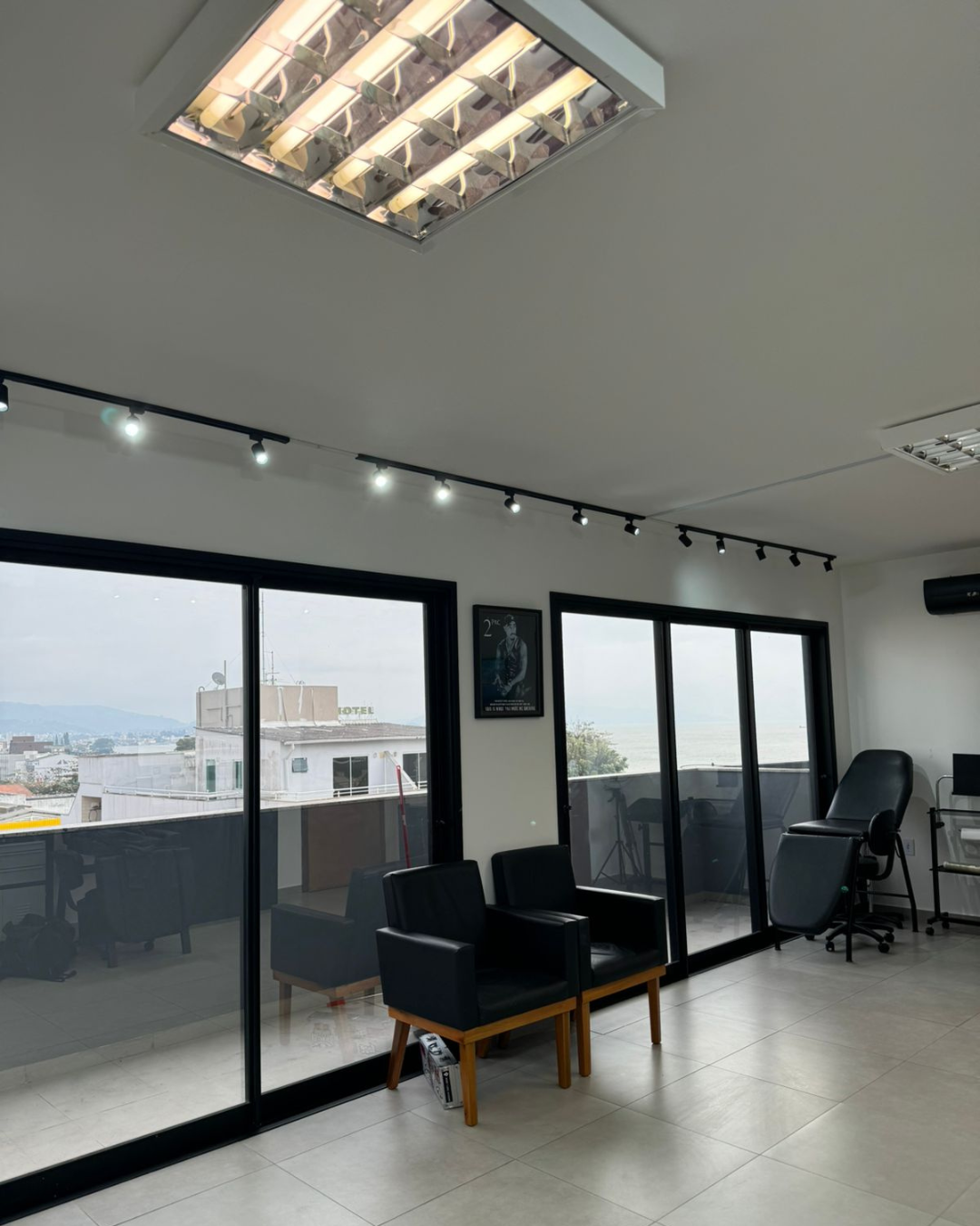 tatuagem de letras, lettering, tattoo, tatuador, tatuagem no braço, tatuagem masculina no braço, tatuagem feminina, Blackout, caligrafia, tatuagem na mão - 3