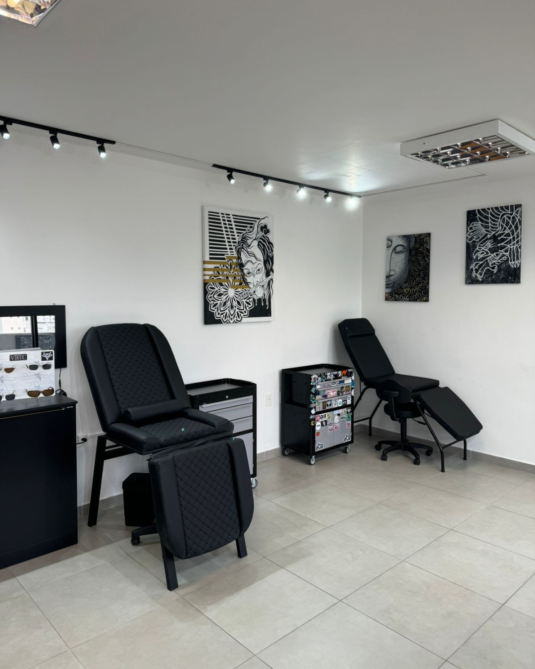 tatuagem de letras, lettering, tattoo, tatuador, tatuagem no braço, tatuagem masculina no braço, tatuagem feminina, Blackout, caligrafia, tatuagem na mão - 4